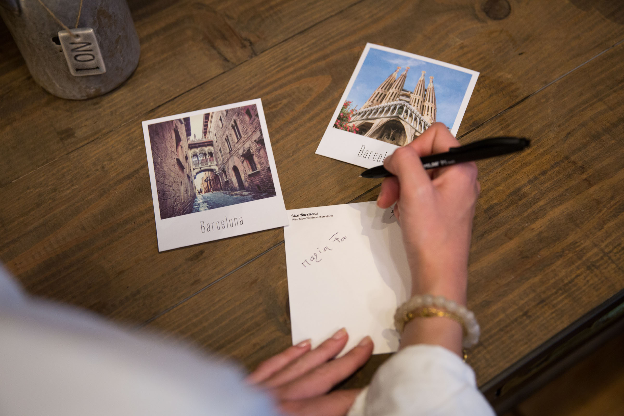 Tres fotos con una chica escribiendo